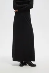 Falda larga de corte amplio y fluido, confeccionada en viscosa, con cintura elástica y diseño minimalista.