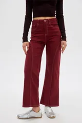 Pantalón jean color bordó de corte recto, tiro alto, con costuras pespunteadas en contraste y bolsillos delanteros y traseros.