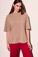 Remera marrón con rayas horizontales blancas, cuello redondo y mangas cortas.