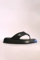 Sandalias negras de cuero sintético con plataforma y diseño de tanga.