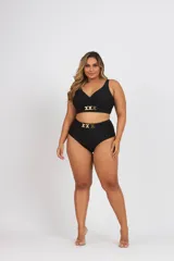 Conjunto de bikini negro de talle grande, con corpiño cruzado y bombacha de tiro alto con detalle de cinto con hebilla dorada.