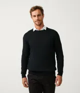 Suéter masculino de tejido de punto ligero en color negro, con cuello redondo, puños y bajo acanalados. Confeccionado íntegramente en algodón por la marca Marfinno.
