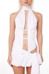 Top blanco de poplín con cuello halter y abertura en el pecho. Se ata en el cuello y la espalda con tiras finas.