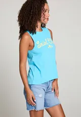 Musculosa celeste con estampado amarillo de la frase "Social Club" y dos estrellas.