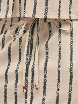 Falda larga celeste con estampado floral, estilo cargo, con cintura ajustable, tajo frontal y bolsillos laterales.