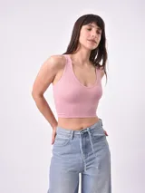 Top corto ajustado color rosa pálido, con tejido acanalado, escote en V pronunciado y tirantes anchos.
