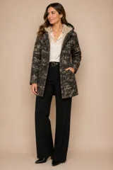 Campera de corte parka con estampado camuflado, forro interno de piel sintética, capucha y cierre frontal con botones a presión. Cuenta con bolsillos laterales y cordón ajustable en la cintura.