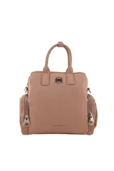 Mochila de nylon color rosa pálido, con asas superiores y múltiples bolsillos exteriores con cierres metálicos. Presenta un logo circular metálico en el frente y una inscripción pequeña en la parte inferior.