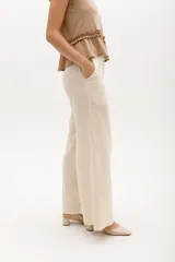 Pantalón palazzo color coral de lino con cintura alta y bolsillos laterales.