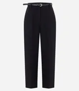 Pantalón de sastrería color negro con corte recto y estructura firme. Presenta cintura con pasadores, cierre frontal y bolsillos traseros embutidos. Incluye un cinturón fino con hebilla metálica.