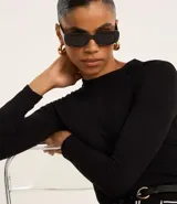 Blusa marrón de mangas largas, confeccionada en viscosa, con cuello redondo y sisas raglán.