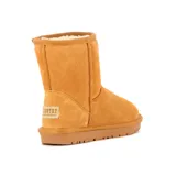Bota corta de gamuza color camel, con interior forrado y suela de goma dentada. Diseño clásico de caña media con costuras reforzadas.