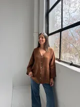 Camisa de lino color tabaco, con escote en V y cierre frontal con botones.