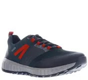 Zapato deportivo tipo trekking de hombre, color azul oscuro/verde azulado con detalles en naranja vibrante. Presenta una capellada mixta de gamuza y malla, con refuerzos sintéticos oscuros en puntera y laterales. La suela es gruesa, de color gris claro con textura marcada para tracción.