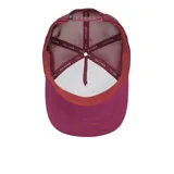Gorra tipo trucker color bordó con panel frontal estructurado, malla trasera y visera curva con costuras decorativas. Presenta un aplique metálico con logo en el frente.