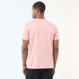 Camiseta de manga corta con cuello redondo, confeccionada en algodón de color rosa.