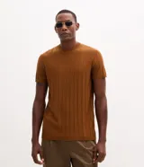 Remera masculina de corte slim, confeccionada en tejido de viscosa con textura acanalada vertical. Presenta cuello redondo y mangas cortas.