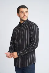 Camisa de manga larga con cuello clásico y cierre frontal abotonado. Presenta un estampado de cuadros en tonos azul marino y rojo. Confeccionada en algodón, cuenta con un corte slim fit y logo bordado en el pecho.