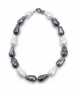 Collar de perlas barrocas irregulares en tonos alternados de blanco y gris oscuro, con cierre de mosquetón metálico plateado.