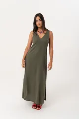 Vestido largo verde militar con escote en V, sin mangas y tajos laterales.
