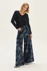 Jean de pierna ancha color azul oscuro con estampado floral en azul claro.