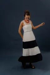 Vestido largo de diseño tricolor con bloques horizontales en blanco y azul marino, tirantes anchos y falda amplia en capas.