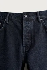 Jeans straight fit de corte recto confeccionados en denim de algodón color negro con efecto lavado. Posee diseño clásico de cinco bolsillos y cierre frontal con cremallera y botón metálico.
