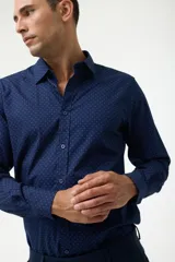 Camisa azul marino con pequeños lunares celestes, de corte clásico y manga larga.