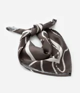 Pañuelo cuadrado de satén color marrón con estampado abstracto en tonos beige.