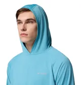 Remera de manga larga con capucha, confeccionada en tejido técnico transpirable de secado rápido con tecnología Omni-Wick y protección solar UPF 50. Presenta un diseño liso en color celeste con el logo de la marca estampado en el pecho.