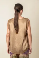 Blusa blanca de seda viscosa con escote en V y mangas cortas con detalle de gasa.