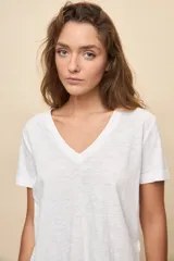 Remera blanca de algodón con escote en V y mangas cortas, de calce amplio y cómodo.