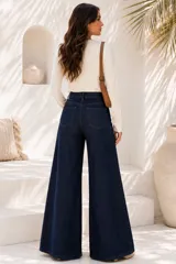 Pantalón de jean estilo oxford color azul oscuro, de tiro alto con bolsillos traseros y diseño amplio en las piernas.