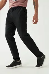 Pantalón chino de hombre color azul marino, confeccionado en gabardina. Presenta un calce regular, cierre con cremallera y botón, y bolsillos laterales y traseros.