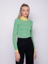 Polera de tejido de punto con textura acanalada, de manga larga y cuello alto. Presenta un diseño bicolor con cuerpo en tono verde jaspeado y detalles en amarillo en cuello y puños.