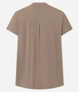 Remera deportiva Get Over de microfibra color blanco, con modelado regular, cuello redondo, mangas cortas y abertura en la espalda.