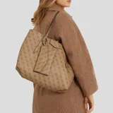 Set de cartera tipo tote y bolso de mano Guess, con estampado de monograma de la marca en color marrón y beige. Incluye un pequeño accesorio colgante tipo sobre.