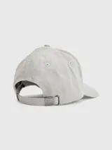 Gorra de béisbol color gris claro, confeccionada en algodón. Presenta ojales de ventilación, botón en la parte superior y hebilla metálica ajustable en la parte trasera con logo grabado de Tommy Hilfiger. El logo de la marca está bordado en el frente.