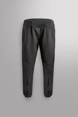 Pantalón de jogging negro confeccionado en tejido técnico ligero y elástico, corte slim fit, con cintura elástica ajustable con cordón, bolsillos laterales y trasero con cierre de cremallera, bandas reflectantes en las piernas y bajos ajustables con cremallera.
