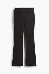 Pantalón de tiro alto confeccionado en punto roma, con diseño ajustado en la parte superior y piernas acampanadas. Presenta bolsillos insertados decorativos en la parte frontal.