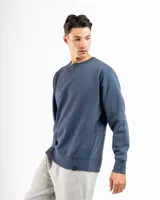 Buzo negro de felpa con cuello redondo y mangas largas.