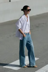 Sandalia de tacón destalonada estilo mule en piel, de color beige, con tira ancha delantera y tacón alto fino.