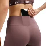 Calza deportiva Nike de tiro alto, con diseño acampanado en la parte inferior y logo de la marca bordado en el lateral.