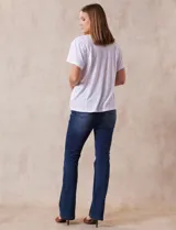 Remera blanca de lino con mangas cortas y fruncido en los hombros.