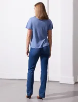 Remera color beige de tejido melange con escote en V y aplique de crochet en el frente.