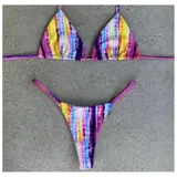Conjunto de bikini con corpiño triangular de tirantes finos para anudar al cuello y a la espalda, y bombacha tipo tanga con tiras laterales finas. Presenta un estampado multicolor estilo tie-dye con predominio de violeta y amarillo.