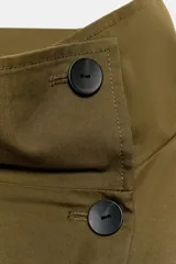 Parka amplia de Zara Woman Collection confeccionada en hilatura con mezcla de algodón, en color verde militar. Presenta cuello alto, manga larga con trabillas y botón, bolsillos laterales ocultos en costura, cintura ajustable con cordones y cierre frontal con botones.