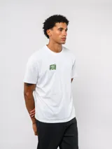 Remera de manga corta color blanco, con cuello redondo y logo de la marca estampado en color verde en el pecho.