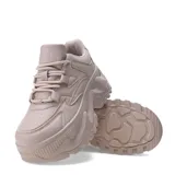 Championes blancos con plataforma alta y suela con diseño irregular.