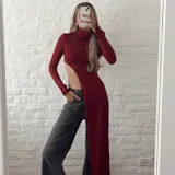 Top de cuello alto color bordó, con manga larga y abertura en el abdomen.